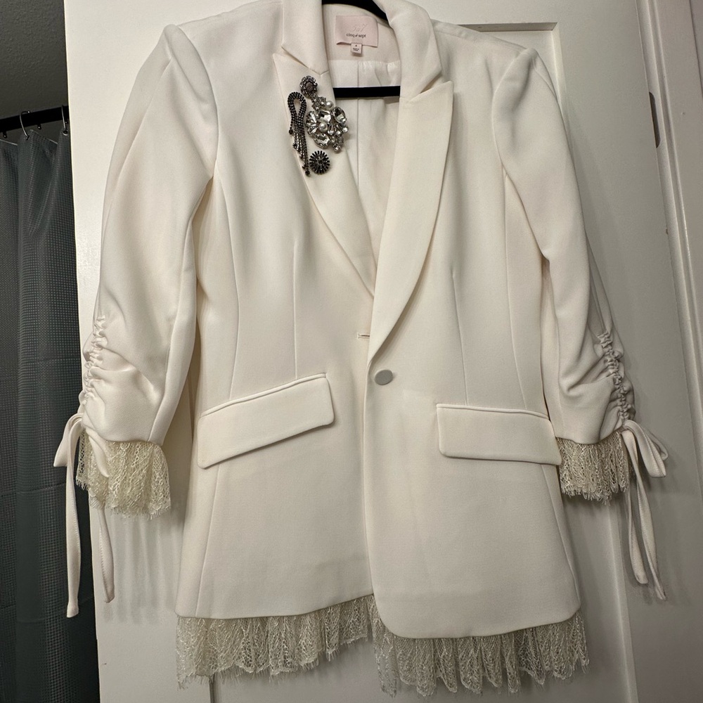 Cinq à Sept lace blazer